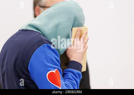 Nuremberg, Allemagne. 08th mai 2023. Un homme accusé de meurtre se trouve à côté de ses avocats dans la salle d'audience du Centre de justice pénale de la Cour régionale de Nuremberg-Fürth. L'homme de 34 ans aurait assassiné sa femme avec un couteau dans son appartement partagé à Fürth en septembre 2022. Ce faisant, l'accusation est convaincue que l'homme voulait empêcher sa femme de divulguer sa consommation de drogues et donc d'être poursuivi pour violation de sa probation. Credit: Daniel Karmann/dpa/Alay Live News Banque D'Images