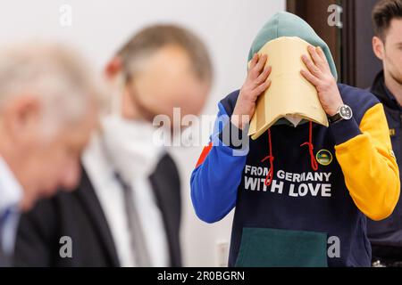 Nuremberg, Allemagne. 08th mai 2023. Un homme accusé de meurtre entre dans la salle d'audience du Centre de justice pénale de la Cour régionale de Nuremberg-Fürth. L'homme de 34 ans aurait assassiné sa femme avec un couteau dans son appartement partagé à Fürth en septembre 2022. Ce faisant, l'homme voulait empêcher sa femme de divulguer sa consommation de drogue et donc d'être poursuivi pour des violations de sa probation, selon l'accusation. Credit: Daniel Karmann/dpa/Alay Live News Banque D'Images