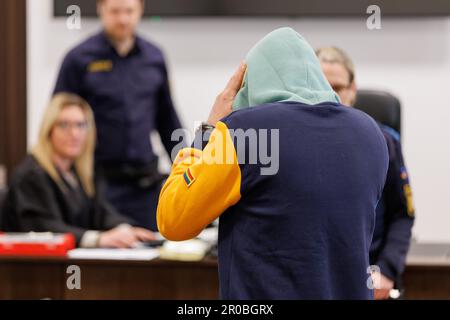 Nuremberg, Allemagne. 08th mai 2023. Un homme accusé de meurtre entre dans la salle d'audience du Centre de justice pénale de la Cour régionale de Nuremberg-Fürth. L'homme de 34 ans aurait assassiné sa femme avec un couteau dans son appartement partagé à Fürth en septembre 2022. Ce faisant, l'homme voulait empêcher sa femme de divulguer sa consommation de drogue et donc d'être poursuivi pour des violations de sa probation, selon l'accusation. Credit: Daniel Karmann/dpa/Alay Live News Banque D'Images