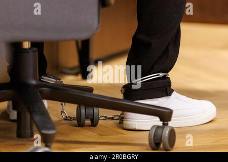 Nuremberg, Allemagne. 08th mai 2023. Un homme accusé de meurtre se trouve à côté de chaînes dans la salle d'audience du Centre de justice pénale de la Cour régionale de Nuremberg-Fürth. L'homme de 34 ans aurait assassiné sa femme avec un couteau dans son appartement partagé à Fürth en septembre 2022. Ce faisant, l'homme voulait empêcher sa femme de divulguer sa consommation de drogue et donc d'être poursuivi pour des violations de sa probation, selon l'accusation. Credit: Daniel Karmann/dpa/Alay Live News Banque D'Images