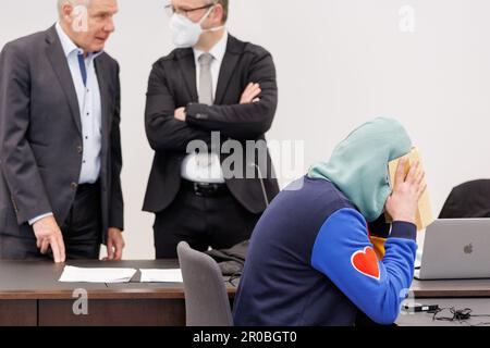 Nuremberg, Allemagne. 08th mai 2023. Un homme (r) accusé de meurtre se trouve à côté de ses avocats dans la salle d'audience du Centre de justice pénale de la Cour régionale de Nuremberg-Fürth. L'homme de 34 ans aurait assassiné sa femme avec un couteau dans son appartement partagé à Fürth en septembre 2022. Ce faisant, l'accusation est convaincue que l'homme voulait empêcher sa femme de divulguer sa consommation de drogues et donc d'être poursuivi pour violation de sa probation. Credit: Daniel Karmann/dpa/Alay Live News Banque D'Images