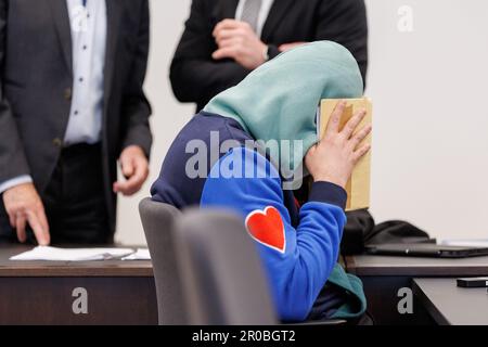 Nuremberg, Allemagne. 08th mai 2023. Un homme accusé de meurtre se trouve à côté de ses avocats dans la salle d'audience du Centre de justice pénale de la Cour régionale de Nuremberg-Fürth. L'homme de 34 ans aurait assassiné sa femme avec un couteau dans son appartement partagé à Fürth en septembre 2022. Ce faisant, l'accusation est convaincue que l'homme voulait empêcher sa femme de divulguer sa consommation de drogues et donc d'être poursuivi pour violation de sa probation. Credit: Daniel Karmann/dpa/Alay Live News Banque D'Images