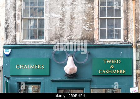 Chalmers Tweed and Cashmere shop est basé dans ce qui était autrefois un opticien et a toujours le nez et les lunettes sur son front de vente Banque D'Images