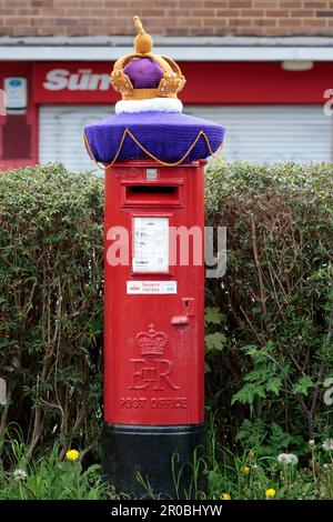 King charles111 couronnement célébrations mai 2003 Horsham w.sussex royaume-uni couronne d'or décoration tricotée sur boîte postale rouge blanc violet et or jaunâtre Banque D'Images