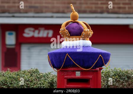 King charles111 couronnement célébrations mai 2003 Horsham w.sussex royaume-uni couronne d'or décoration tricotée sur boîte postale rouge blanc violet et or jaunâtre Banque D'Images