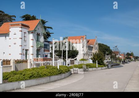 Île d'Oléron en Charente-Maritime, France. La promenade en bord de mer de la petite station balnéaire de Saint-Trojan-les-bains Banque D'Images