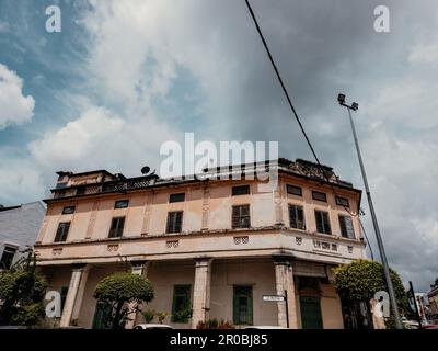 Selangor, Malaisie - 29 octobre 2022 ancien bâtiment du patrimoine à Kuala Kubu Baharu. Les bâtiments sont datés de 1900. Banque D'Images