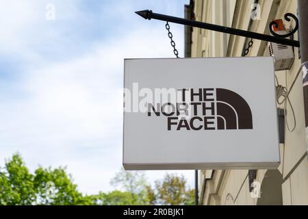 Le logo North face Store. Boutique de la chaîne de produits de loisirs en extérieur. Panneau indiquant le logo de la marque suspendu au-dessus de l'entrée. Banque D'Images