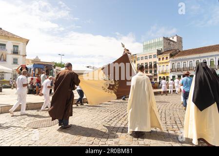 Salvador, Bahia, Brésil - 16 juin 2022 : procession de Corpus Christi dans les rues de Pelourinho avec la participation de centaines de fidèles prêtres Banque D'Images