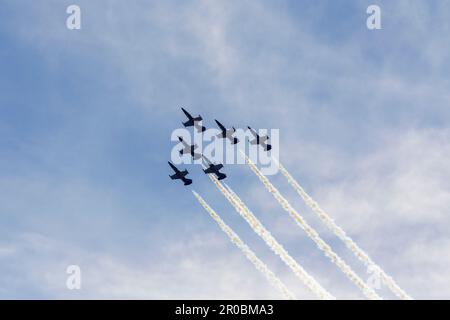 Formation d'une équipe de jets Breitling à Aerolac avec piste de fumée Banque D'Images