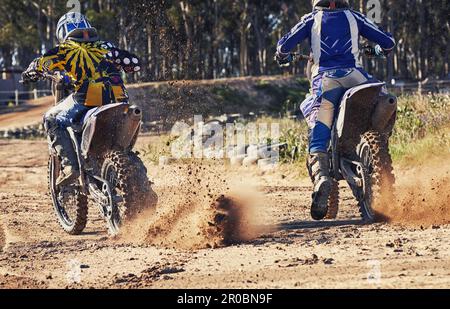 Il est temps d'extraire cette piste. Vue arrière de deux motocross motards pendant une course. Banque D'Images