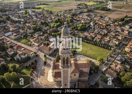 Superbe photographie aérienne présentant le majestueux clocher de Santa Sofia à Lendinara, un exemple remarquable de l'architecture italienne. Banque D'Images