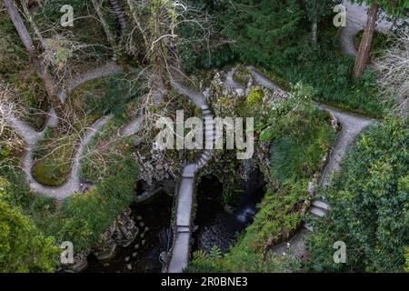 Vue imprenable sur les jardins et pont en pierre sur un étang de Quinta da Regaleira, Sintra au Portugal Banque D'Images