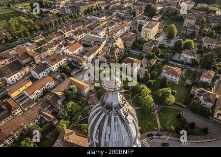 Superbe photographie aérienne présentant le majestueux clocher de Santa Sofia à Lendinara, un exemple remarquable de l'architecture italienne. Banque D'Images