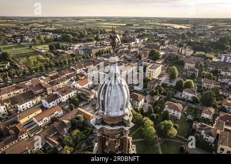 Superbe photographie aérienne présentant le majestueux clocher de Santa Sofia à Lendinara, un exemple remarquable de l'architecture italienne. Banque D'Images