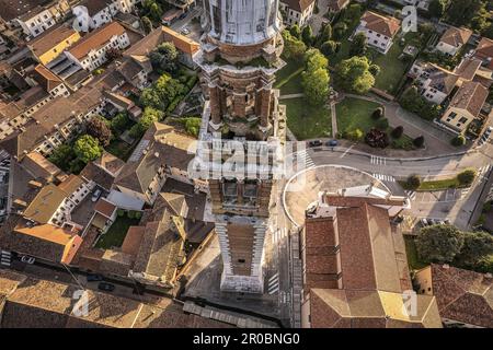 Superbe photographie aérienne présentant le majestueux clocher de Santa Sofia à Lendinara, un exemple remarquable de l'architecture italienne. Banque D'Images