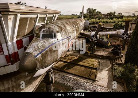 Une image hantante d'un avion abandonné reposant près d'une tour de contrôle désaffectée, capturant l'atmosphère étrange. Banque D'Images