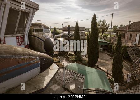 Une image hantante d'un avion abandonné reposant près d'une tour de contrôle désaffectée, capturant l'atmosphère étrange. Banque D'Images