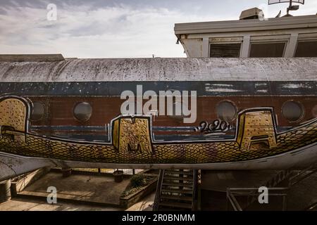 Gros plan d'un avion abandonné couvert de graffitis, présentant la désintégration urbaine et l'expression artistique. Banque D'Images