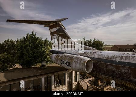 Gros plan d'un avion abandonné couvert de graffitis, présentant la désintégration urbaine et l'expression artistique. Banque D'Images