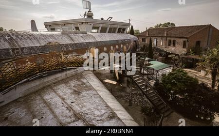 Gros plan d'un avion abandonné couvert de graffitis, présentant la désintégration urbaine et l'expression artistique. Banque D'Images