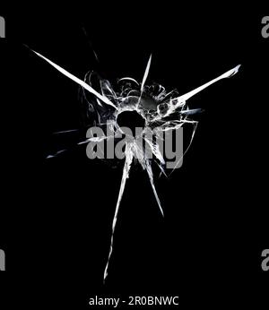 Verre brisé, grener la texture de la fissure à travers la fenêtre de balle. L'abstraction se fissure sur un fond noir Banque D'Images