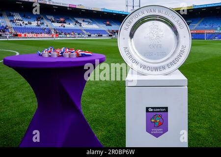 07-05-2023: Sport: PEC contre Ajax (femmes) ZWOLLE, PAYS-BAS - MAI 7: Médailles et Trophée de la compétition Azerion Eredivisiie pendant le match Néerlandais Azerion Banque D'Images