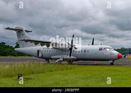 Un avion de transport ATR-42 stationné sur le tarmac d'Apron à l'aéroport de Gamba au Gabon, en attente de passagers d'un changement d'équipage d'une installation pétrolière. Banque D'Images