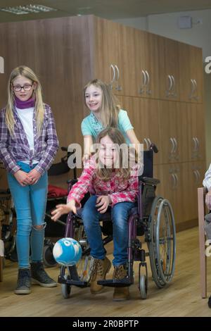 Filles jouant au bowling dans la maison de repos Banque D'Images