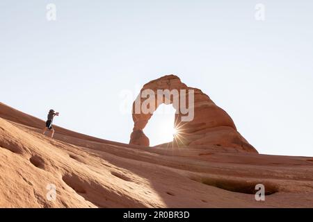 Femme photographiant l'arche délicate dans le parc national d'Arches, dans l'Utah Banque D'Images