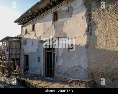 Une grande villa intacte de deux étages dans la ville romaine d'Herculanum, couverte par l'éruption du volcan Vésuve en 79 après J.-C. Banque D'Images