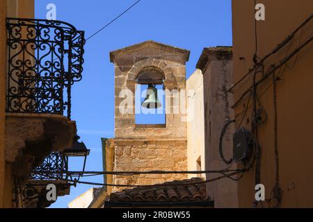 Le clocher de l'église Sant Antonio Abate dans une ruelle étroite à Castello dei Doria (château de Doria), Sardaigne Banque D'Images