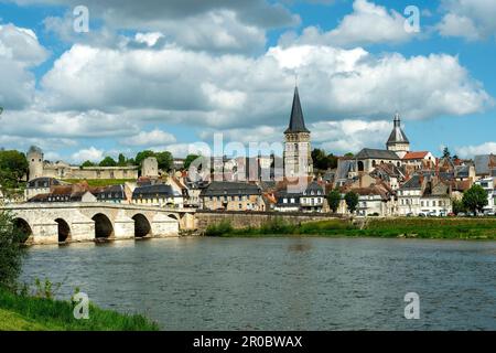La Charite-sur-Loire, pont en pierre sur la Loire, prieuré en arrière-plan. Département Nievre. Bourgogne-Franche-Comté. France Banque D'Images