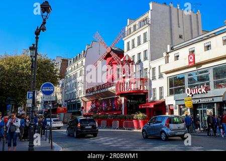 PARIS, FRANCE - 20 octobre 2022 : Moulin Rouge à Paris, France. Banque D'Images