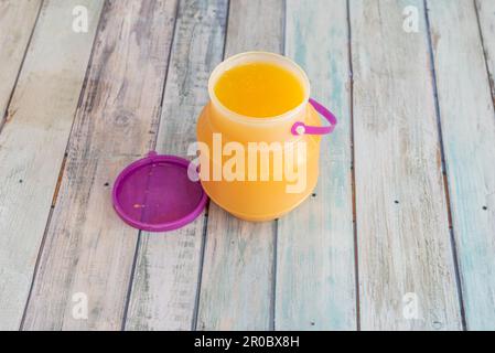 Le jus d'orange est un jus de fruit sous forme liquide obtenu en pressant l'intérieur des oranges, généralement à l'aide d'une centrifugeuse. Le plus grand exportateur de jus d'orange Banque D'Images