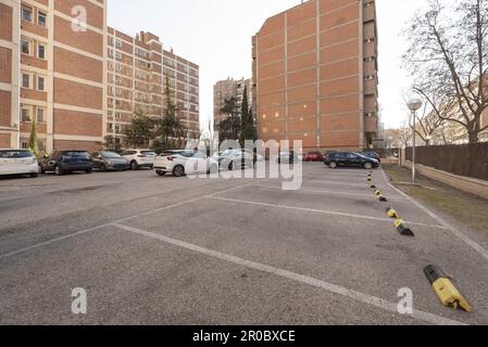 Parking privé extérieur dans un quartier résidentiel clôturé Banque D'Images