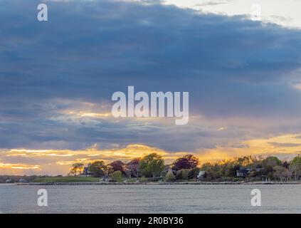 Propriétés en bord de mer sur l'île d'abri au coucher du soleil Banque D'Images