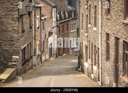 Ancienne rue pittoresque dans la ville de la Roche en Ardenne, une destination touristique populaire dans les Ardennes belges Banque D'Images