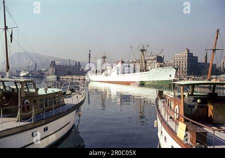 Marina Port Vell, le Vieux Port de Barcelone avec yachts. À l'arrière, le Monument de Columbus. Barcelone, Catalogne, Espagne, 1965 Banque D'Images