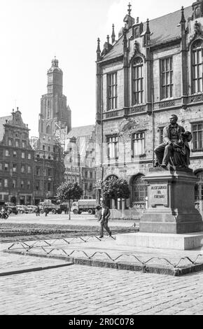 Rynek avec Aleksander Fredro Monument, des bâtiments, où les dommages de la guerre peuvent être vus, et la tour de l'église St Elizabeth. Wroclaw, 1957 Banque D'Images