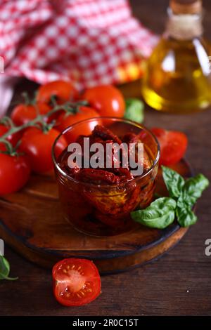 tomates séchées bio dans un hors-d'œuvre à l'huile d'olive Banque D'Images