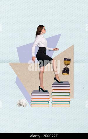 Collage de jeunes succès universitaire maître de conférences femme tenue formelle atteindre le prochain niveau de lecture livres pour longtemps isolé sur fond bleu Banque D'Images