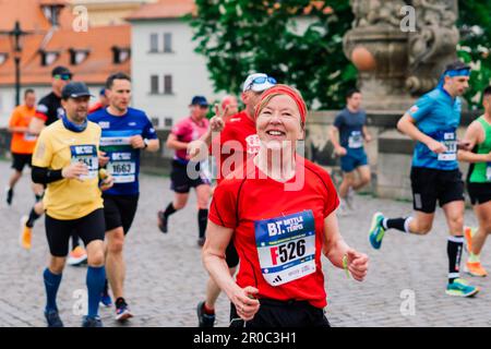 Prague, Tchéquie - 7th mai 2023 - semi-marathon des coureurs de Prague dans les rues de la ville. Banque D'Images