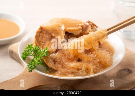 Tamsui agei (âge, aburaage, ageh), délicieux repas de rue à Taïwan, farci de nouilles de haricots mung et garniture de sauce. Banque D'Images