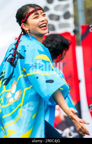 Gros plan de jeunes femmes adultes danseuse japonaise Yosakoi avec serre-tête à cordon rouge et noir. Expression très heureuse comme elle rit avec les yeux ouverts. Banque D'Images