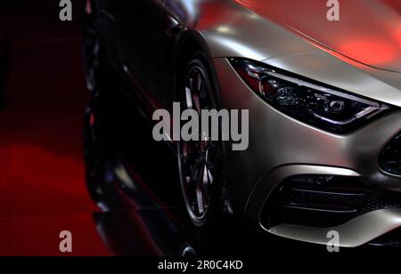 Phares avant de voiture moderne sur fond noir, espace de copie Banque D'Images