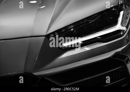Gros plan détail avant phares de super voiture arrière-plan noir et blanc, espace de copie Banque D'Images