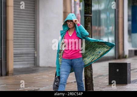 Preston, Lancashire. 8 mai 2023 météo au Royaume-Uni. Magasins, shopping lors d'un jour férié humide et venteux à Preston. Ce matin, les pluies torrentielles poussent vers l'est. Des averses pointues suivent derrière, ces chutes assez lourdes, mais quelques pauses ensoleillées sont également probables plus tard dans la journée. Banque D'Images