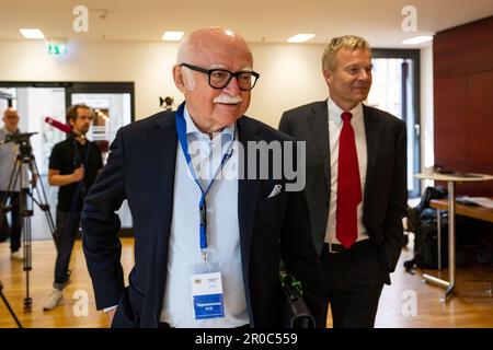 Munich, Allemagne. 08th mai 2023. L'entrepreneur en immobilier Gerd Schmelzer (M) arrive au Parlement d'État de Bavière pour entendre des témoins en commission d'enquête sur le Musée du futur. La commission d'enquête, initiée par les partis d'opposition SPD, FDP et Verts, examine la question de savoir comment le site du nouveau Musée de l'avenir de Nuremberg a été choisi et comment l'accord de location, que le Bureau suprême de contrôle a classé plus tard comme "favorable aux propriétaires", est venu. Crédit : Lennart Preiss/dpa/Alay Live News Banque D'Images