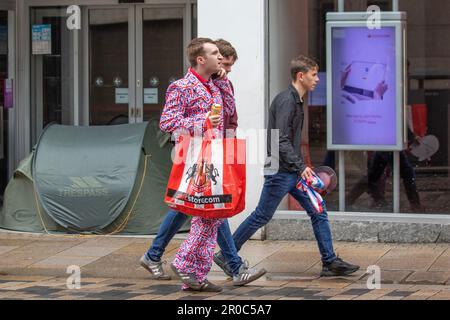 La signalétique numérique bancaire à Preston, dans le Lancashire. 8 mai 2023 météo au Royaume-Uni. Le sommeil agitée, ayant érigé une tente dans la porte de SANTANDER Bank. Magasins, shopping lors d'un jour férié humide et venteux à Preston. Crédit; MediaWorldImages/AlamyLiveNews Banque D'Images